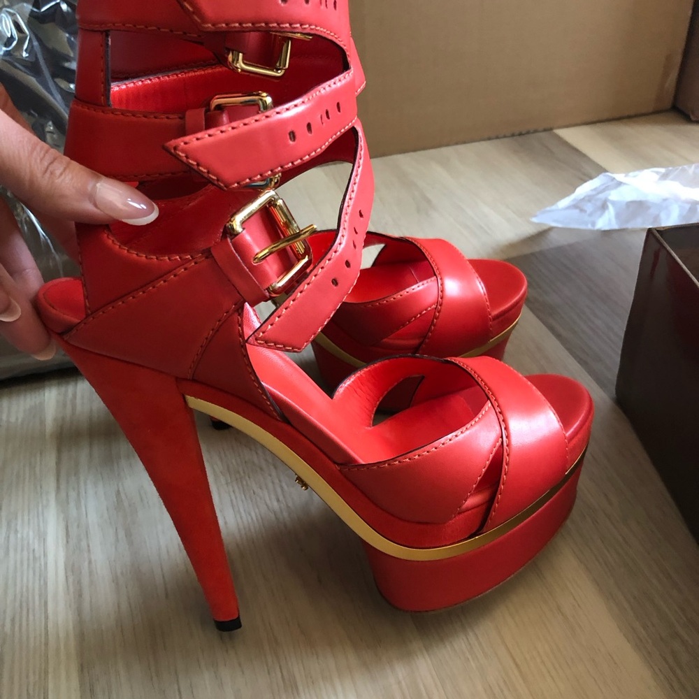 NEW in box never used Gucci Iman Illford Bouganville three strap sandals